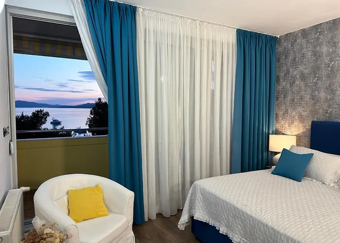 Satis * 特罗吉尔